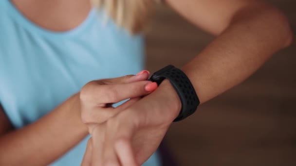 Close Vista Das Mãos Mulher Personalizar Relógio Inteligente Casa — Vídeo de Stock