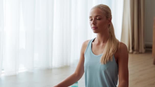 Självsäker Blond Kvinna Gör Yoga Meditation Och Tittar Hennes Smarta — Stockvideo