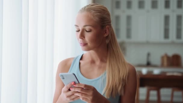 Sorrindo Mulher Loira Mensagens Texto Por Telefone Casa — Vídeo de Stock
