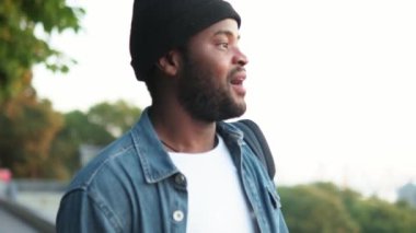 Sokakta yürüyen pozitif Afrikalı adam