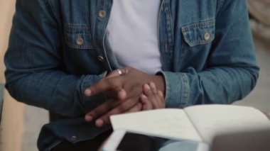 Dışarıdaki kafede el kol hareketleri yapan erkeklerin yakın görüntüsü.