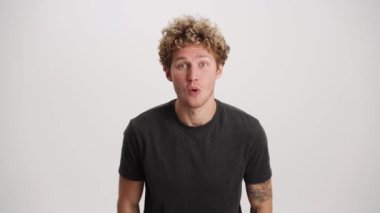 Maçı takip eden ve beyaz stüdyoda eğlenen sürpriz adam.