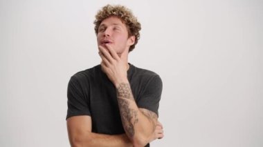 Olumlu düşünen ve beyaz stüdyoda bir fikri olan bir adam.