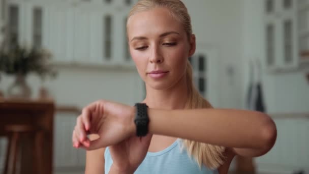 Przystojna Kobieta Patrzy Smartwatch Domu — Wideo stockowe