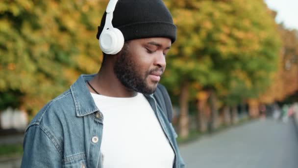 Homem Africano Positivo Ouvir Música Fones Ouvido Dançar Rua — Vídeo de Stock