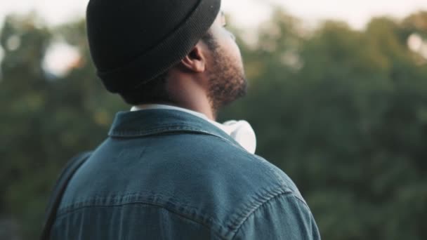 Vista Posteriore Fiducioso Uomo Africano Cuffia Piedi Sulla Strada — Video Stock