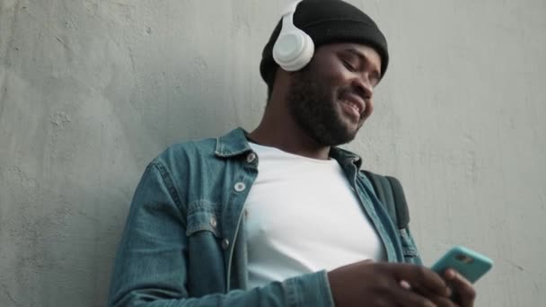 Vista Inferior Del Hombre Africano Positivo Escuchando Música Auriculares Mirando — Vídeos de Stock