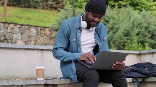 Uomo Africano Sorridente Cuffie Che Messaggia Con Computer Portatile Con — Video Stock