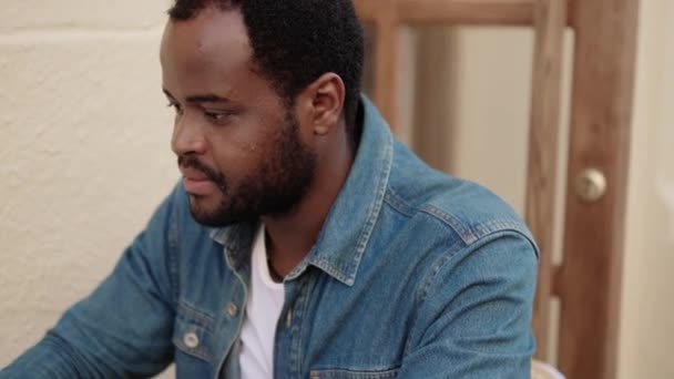 Vue Rapprochée Homme Africain Concentré Travaillant Dans Café Extérieur — Video