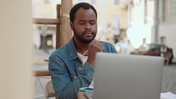 Pensativo Hombre Africano Que Trabaja Ordenador Portátil Escritura Cafetería Aire — Vídeos de Stock