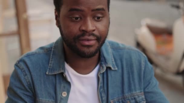Nahaufnahme Eines Konzentrierten Afrikaners Der Einem Café Freien Videoanruf Spricht — Stockvideo