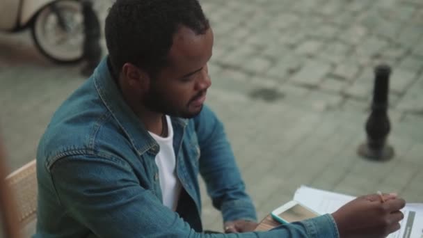 Vista Lateral Homem Africano Escrevendo Algo Café Livre — Vídeo de Stock