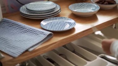 Evde çatallı tabak servis eden kadınların yakın görüntüsü.