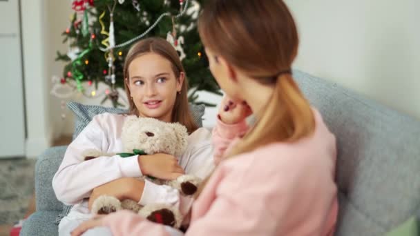 Close Uitzicht Van Knappe Dochter Praten Met Haar Moeder Thuis — Stockvideo