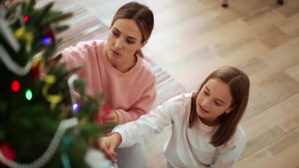 Vista Aérea Mamá Hija Feliz Decorando Árbol Navidad Casa — Vídeo de stock