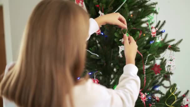 Achteraanzicht Van Knappe Meisje Versieren Kerstboom Thuis — Stockvideo