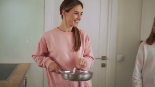 Gülümseyen Kız Anne Mutfakta Yemek Hazırlıyorlar — Stok video