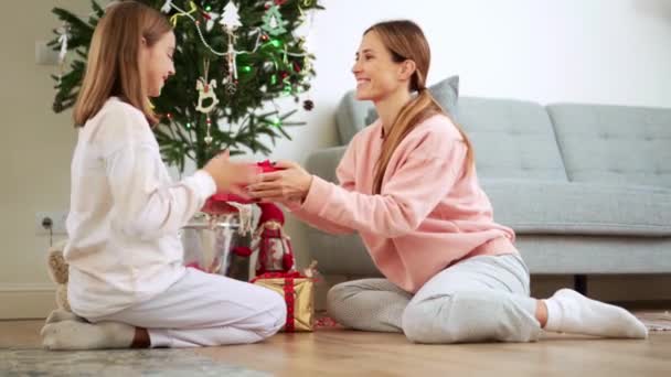 Улыбающаяся Мама Дарит Подарок Дочери Рождество Обнимает — стоковое видео