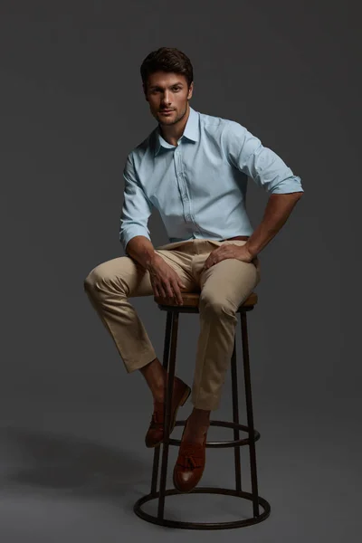 Jovem Confiante Empresário Europeu Sentado Uma Cadeira Bar Homem Barbudo — Fotografia de Stock