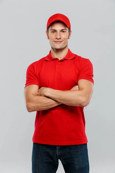 Giovane Uomo Consegna Indossa Uniforme Sorridente Mentre Posa Con Braccia — Foto Stock