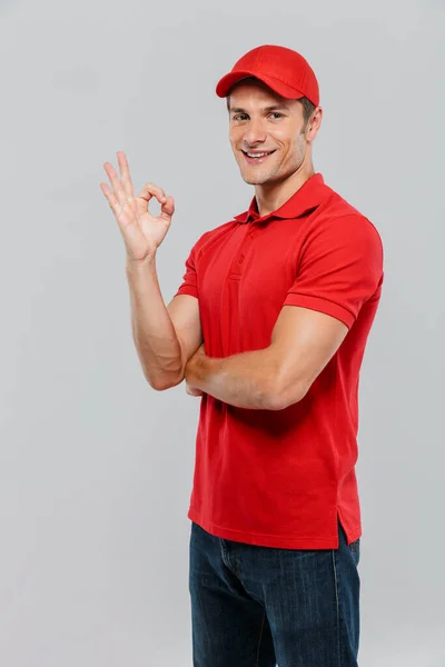 Jovem Entrega Homem Vestindo Uniforme Sorrindo Mostrar Sinal Isolado Sobre — Fotografia de Stock