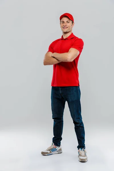 Jovem Entrega Homem Vestindo Uniforme Sorrindo Enquanto Posando Com Braços — Fotografia de Stock