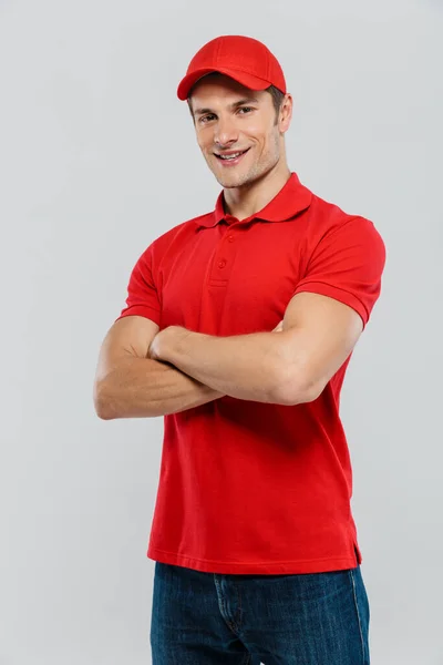 Junger Zusteller Uniform Lächelt Während Mit Verschränkten Armen Über Weiße — Stockfoto