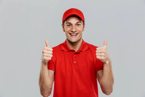 Jonge Bezorger Draagt Uniform Glimlachend Terwijl Hij Duimen Omhoog Doet — Stockfoto