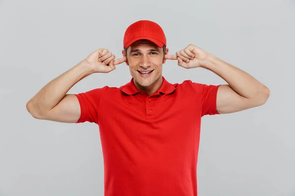 Jovem Entrega Homem Vestindo Uniforme Sorrindo Enquanto Ligar Seus Ouvidos — Fotografia de Stock