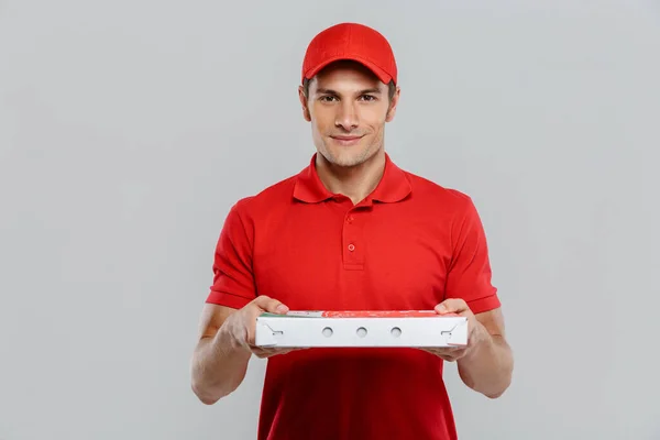 Jovem Entregador Chapéu Sorrindo Enquanto Posava Com Caixa Pizza Isolada — Fotografia de Stock