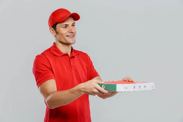Junger Zusteller Mit Hut Lächelt Während Mit Pizzaschachtel Vor Weißer — Stockfoto