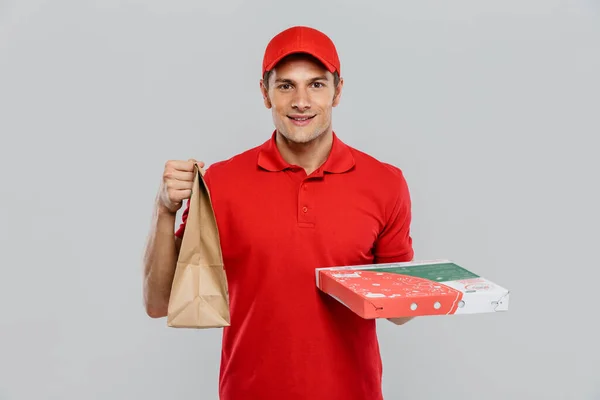 Jovem Homem Entrega Sorrindo Enquanto Posando Com Saco Papel Caixa — Fotografia de Stock