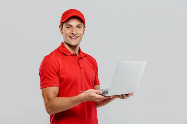Junger Zusteller Uniform Lächelt Während Mit Laptop Isoliert Vor Weißer — Stockfoto