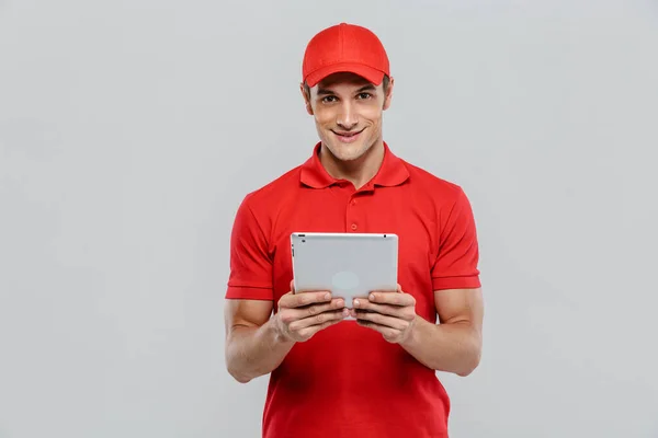 Jovem Homem Entrega Uniforme Sorrindo Usar Computador Tablet Isolado Sobre — Fotografia de Stock
