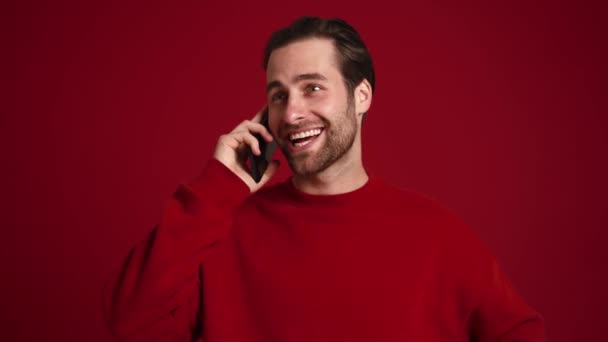 Sonriente Hombre Hablando Por Teléfono Estudio Rojo — Vídeo de stock