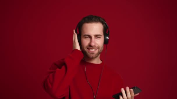 Uomo Positivo Ascoltare Musica Cuffia Studio Rosso — Video Stock