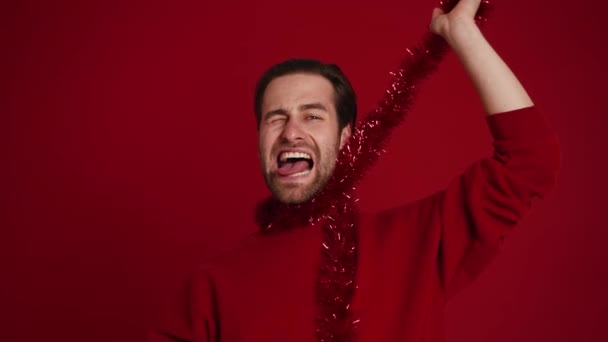 Bonito Homem Sufoca Com Chuva Para Decorar Árvore Estúdio Vermelho — Vídeo de Stock