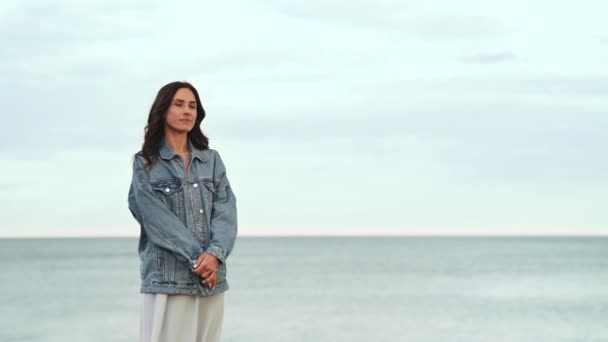 Yakışıklı Bir Adam Deniz Kenarındaki Kız Arkadaşının Gözlerini Kapatıyor — Stok video