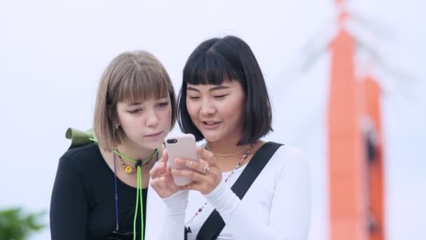 Zwei Multinationale Reisefreunde Telefon Auf Der Straße — Stockvideo