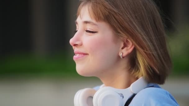 Side View Happy Young Woman Enjoying Fresh Air Looking Camera — Stock Video