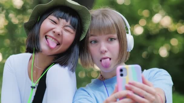Twee Positieve Multinationale Vrienden Nemen Selfie Met Tong Steken Telefoon — Stockvideo