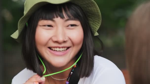 Close Vista Rir Mulher Asiática Conversando Com Seu Amigo Parque — Vídeo de Stock