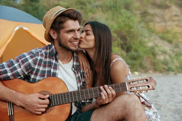 Piacevole Ragazzo Suonare Chitarra Alla Bella Ragazza Che Sta Baciando — Foto Stock