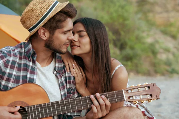 Guy Joue Guitare Belle Fille Qui Embrasse Jeune Couple Européen — Photo