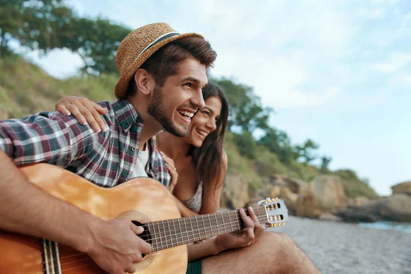 Gefallen Kerl Spielen Auf Der Gitarre Schönen Mädchen Die Ihn — Stockfoto