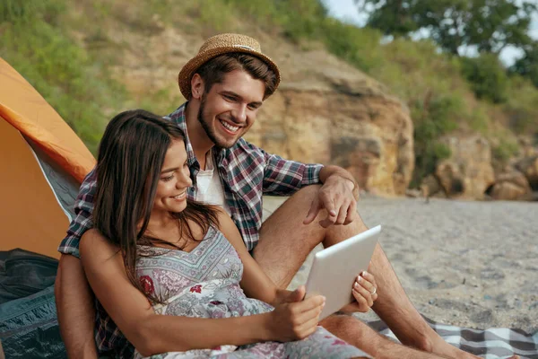 Piacevole Coppia Europea Guardare Qualcosa Tablet Digitale Sulla Spiaggia Sabbia — Foto Stock