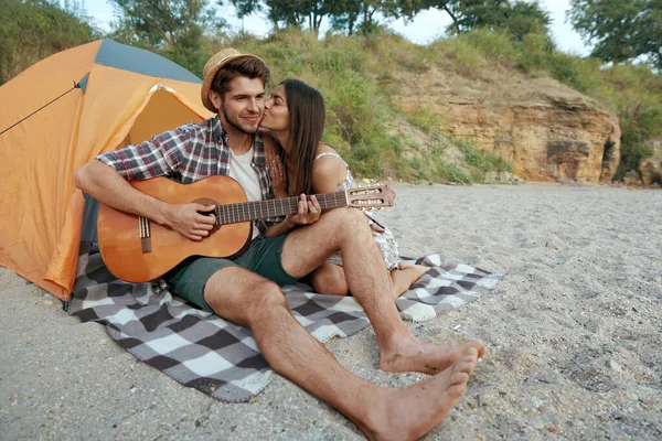 Ragazzo Felice Suonare Chitarra Alla Bella Ragazza Che Sta Baciando — Foto Stock