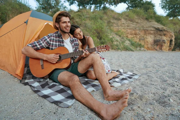 Glückliche Kerle Spielen Auf Der Gitarre Seiner Schönen Freundin Junges — Stockfoto