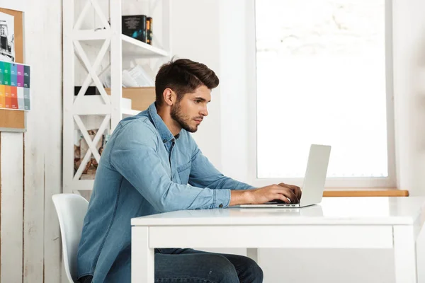 Junger Brünetter Mann Arbeitet Mit Laptop Während Schreibtisch Büro Sitzt — Stockfoto