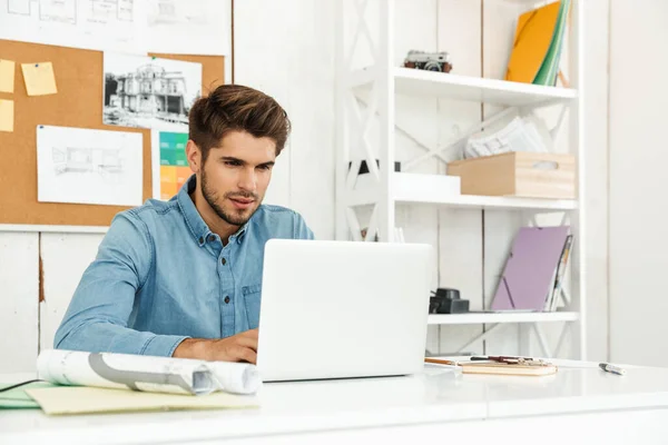 Ung Brunett Man Som Arbetar Med Bärbar Dator När Sitter — Stockfoto